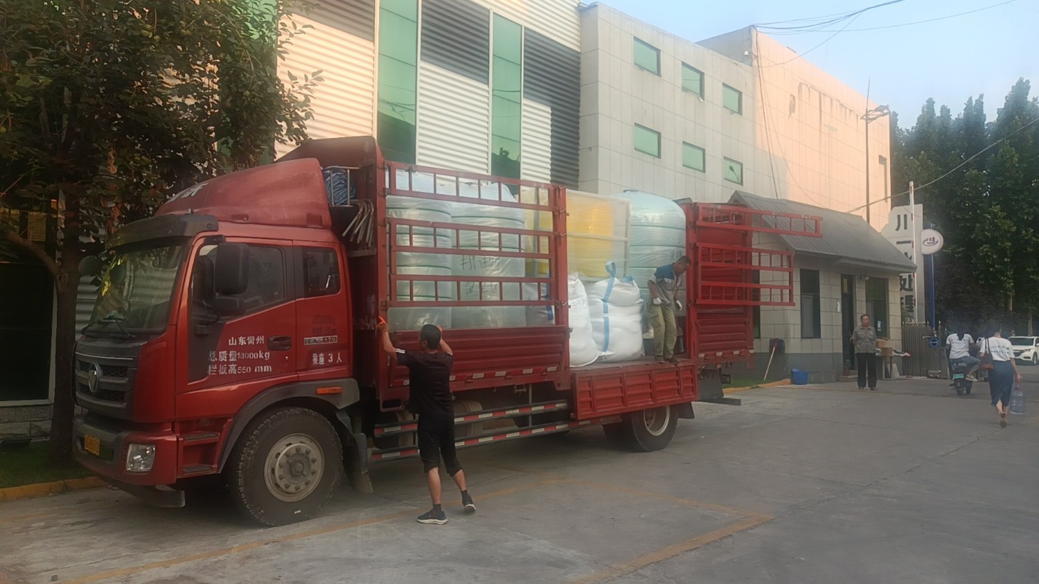 【川一股份】水处理设备3套装车发往西藏